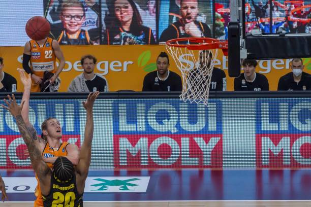 佩的跑位创 佩的跑位创